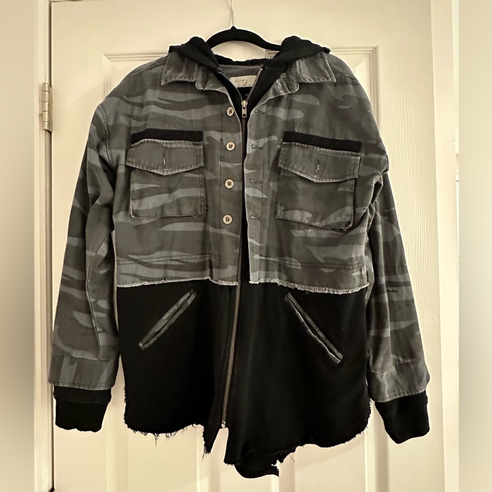 Vintage Havana Camouflage Layered Jacket with Hood. Size: S.